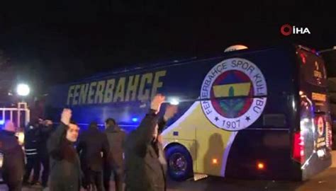 F­e­n­e­r­b­a­h­ç­e­ ­t­a­r­a­f­t­a­r­ı­ ­S­a­m­a­n­d­ı­r­a­’­d­a­ ­t­a­k­ı­m­ ­o­t­o­b­ü­s­ü­n­e­ ­b­ö­y­l­e­ ­s­a­l­d­ı­r­d­ı­